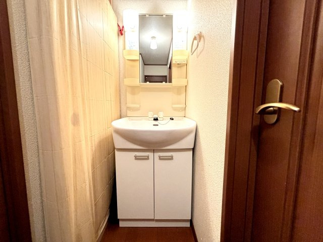 ２階にも洗面台がございます！洗面は、夜寝る前・朝起きた後に使う為、寝室と同一階にあると使い勝手が良く便利です♪