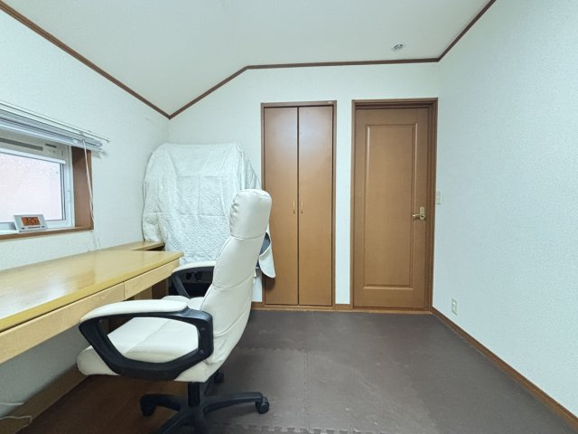 ２階北西側の洋室／収納スペースもございます！