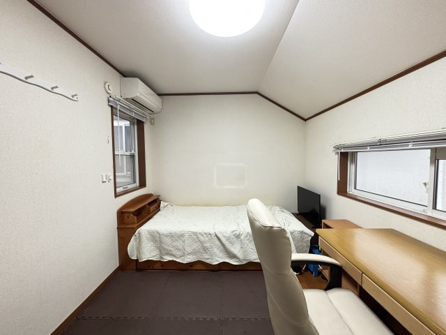 ２階北西側の洋室／二面採光です！