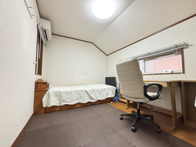 ２階北西側の洋室／普段はマットを敷いて住まわれていますが、床材はフローリングです！