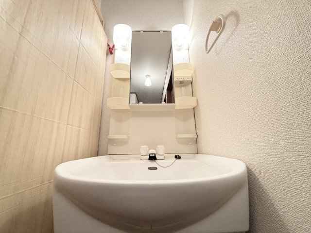 ２階にもあると便利な洗面化粧台♪中々２階にまで備わっていないケースが多いので、あると便利を実感頂ける設備です♪