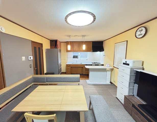 室内綺麗にお住まい頂いております！普段マットを敷いている為、フローリングも傷がつきずらい状態で使用されております。