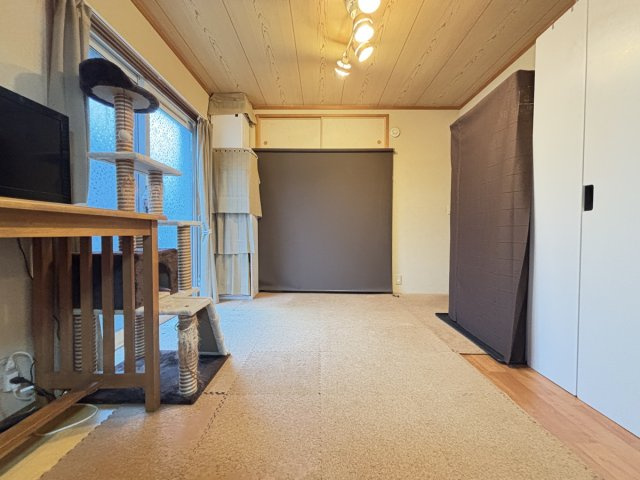 リビングの隣の和室になります。普段はマットを敷いて使用しておりますがマット下は畳になっております。リビング・廊下から出入りが可能です！