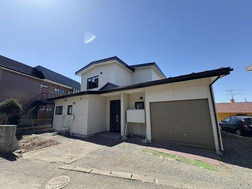 【敷地広々♪】釧路市城山２丁目 中古住宅の外観|車庫がついていて雨や雪の日でも安心ですね♪