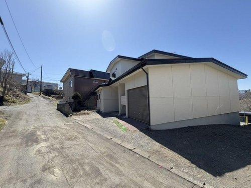 【敷地広々♪】釧路市城山２丁目 中古住宅の外観|陽当たり良好！モダンな外観とガレージ付きの一戸建て。