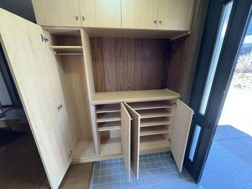 【敷地広々♪】釧路市城山２丁目 中古住宅の玄関|散らかりがちな玄関もタップリ収納でスッキリ整理整頓できます！