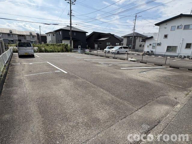 メゾングランドールの駐車場