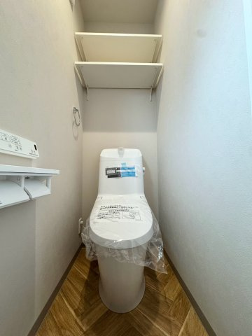 －フタバホームー戸畑区中原西3丁目　【戸畑区　新築戸建て】のトイレ|トイレはリクシル♪可動棚も設置していて収納にも困りません♪　【戸畑区　新築戸建て】
