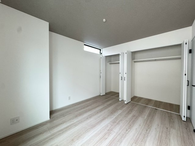－フタバホームー戸畑区中原西3丁目　【戸畑区　新築戸建て】の洋室|2階洋室は6.7帖♪壁一面クローゼット♪　【戸畑区　新築戸建て】
