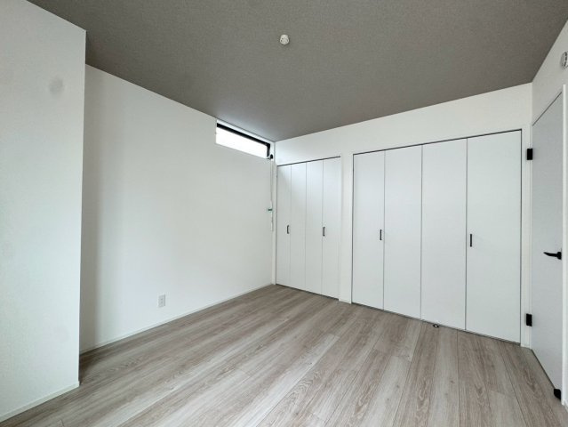 －フタバホームー戸畑区中原西3丁目　【戸畑区　新築戸建て】の洋室|天井のグレークロスがお洒落♪　【戸畑区　新築戸建て】
