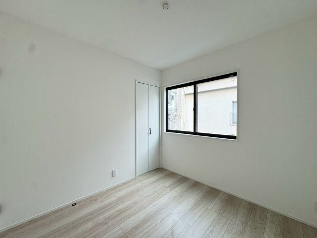 －フタバホームー戸畑区中原西3丁目　【戸畑区　新築戸建て】の洋室|2階4.5帖洋室はコンパクトな収納完備♪