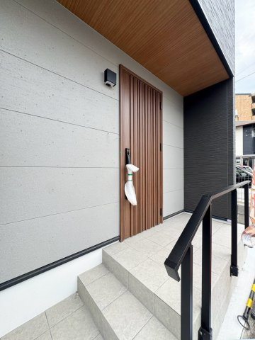 －フタバホームー戸畑区中原西3丁目　【戸畑区　新築戸建て】の玄関|木目のお洒落な玄関ドア♪　【戸畑区　新築戸建て】
