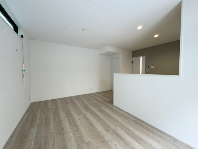 －フタバホームー戸畑区中原西3丁目　【戸畑区　新築戸建て】の居間・リビング|キッチン上にはダウンライト完備♪　【戸畑区　新築戸建て】
