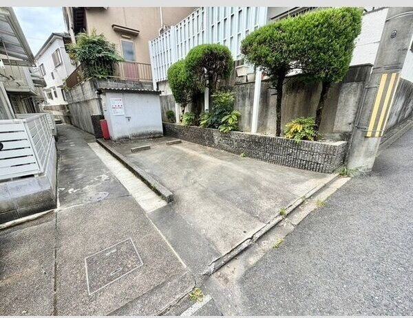 江坂ハイツの駐車場