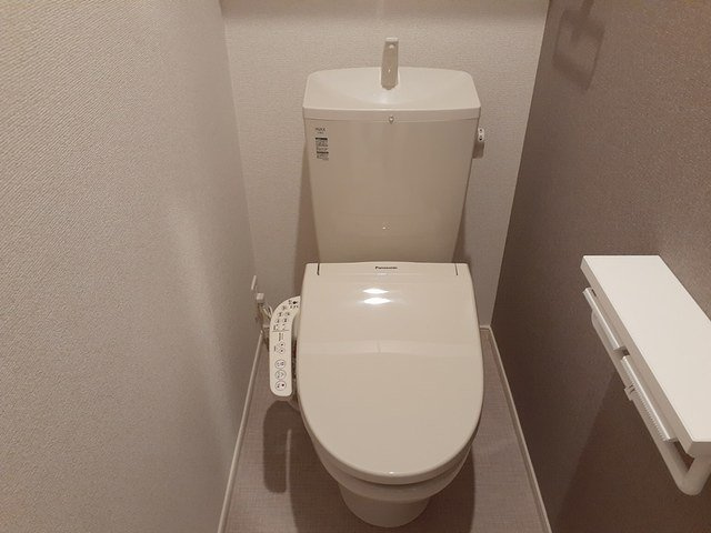 エスポワールＢのトイレ|落ち着いた色調のトイレです