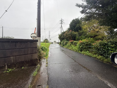 【前面道路含む現地写真】 | 稲敷市江戸崎甲　ビニールハウス付き庭　5LDK