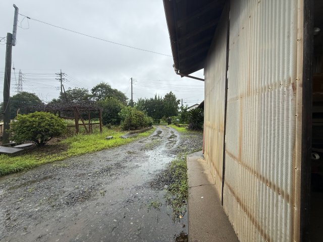 【前面道路含む現地写真】 | 稲敷市江戸崎甲　ビニールハウス付き庭　5LDK