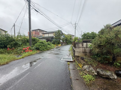 【前面道路含む現地写真】 | 稲敷市江戸崎甲　ビニールハウス付き庭　5LDK
