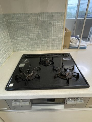 アルファライフ城東築山のキッチン|同時に3種類の調理ができる3口コンロは、夕食の準備をスピーディーに進めたい共働き世帯の強い味方です。