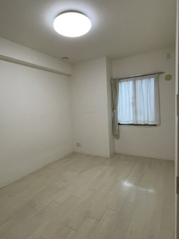 アルファライフ城東築山の洋室|光が優しく差し込む洋室は、風通しも良好で、趣味の部屋やゲストルームなど多目的に使えて便利です。