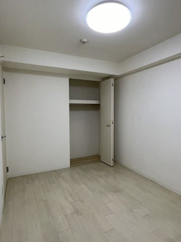 アルファライフ城東築山の洋室|凹凸の少ない整形な間取りの洋室は、デスクやベッドなどの家具を配置しやすく空間を有効に活用できます。