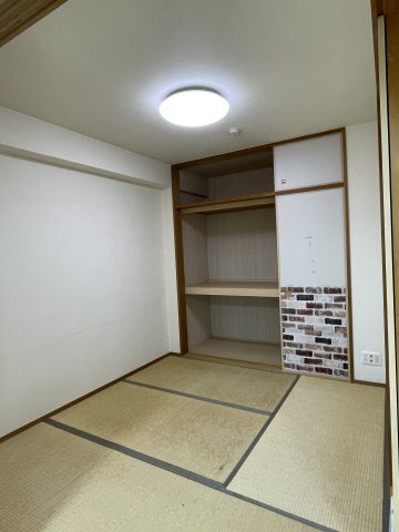アルファライフ城東築山の和室|4.5帖の和室には天袋付きの押入があり、来客用の布団や季節物の荷物もすっきりと収納しておけます。