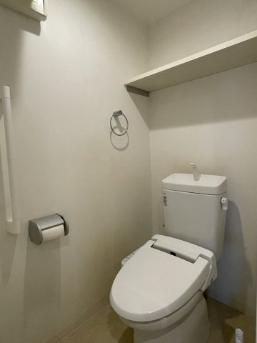 アルファライフ城東築山のトイレ|清潔感のあるトイレには温水洗浄便座を標準装備しており、一年中どなたでも快適にご利用いただけます。