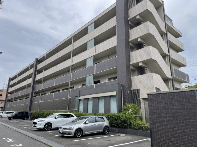 アルファライフ城東築山の外観|落ち着いた色合いの外観は、築13年を感じさせない清潔感があり、周辺の静かな街並みとも調和しています。