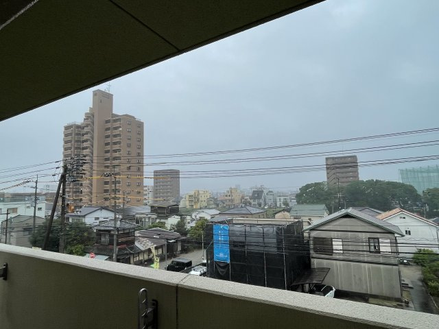 アルファライフ城東築山の展望|最上階ならではの開放的な眺望が広がり、周囲の建物に遮られることなく遠くの景色まで見渡せます。