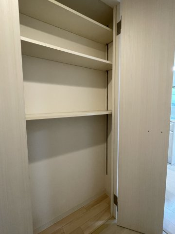 アルファライフ城東築山の収納|廊下部分にも便利な可動棚付きの収納があり、掃除機や日用品のストックなどを一箇所にまとめられます。