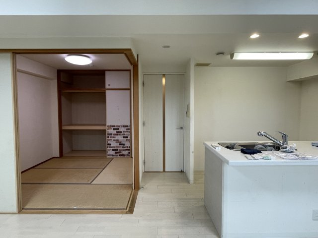 アルファライフ城東築山の居間・リビング|リビング横の和室の扉を開放すれば、さらに広々とした一体感のある大空間として活用することが可能です。