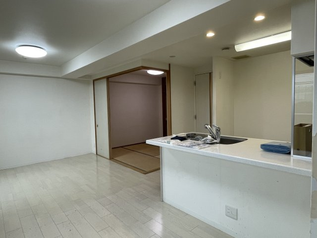 アルファライフ城東築山の居間・リビング|南向きのバルコニーに面しているため、お部屋の奥まで明るい光が届き、冬場でも暖かく過ごせそうです。