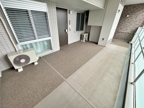 広々と余裕のあるオープンポーチ、共用廊下部分