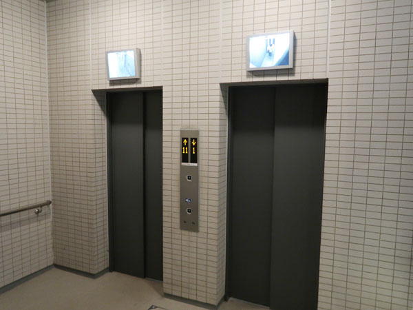エレベーターにはモニターが付いていますので防犯面でも安心して利用できます