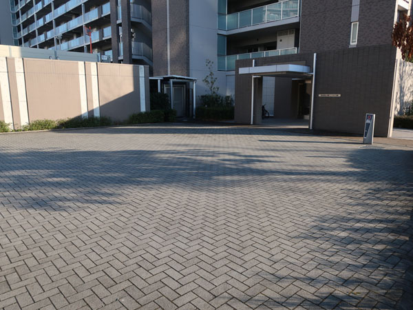 D棟前にある車寄せスペース、お車からの荷物の出し入れなどに便利です