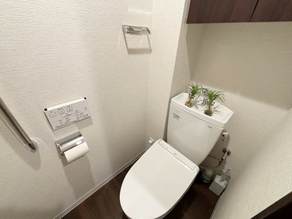 綺麗にお使いのトイレ部分（吊戸棚付）