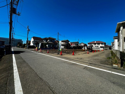 【前面道路含む現地写真】 | 【新井町第8期　現地外観】
※令和８年１０月時点