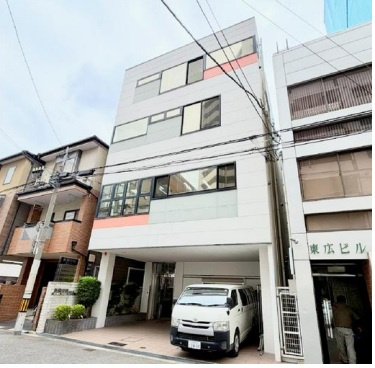 新聞印刷本社ビルの外観