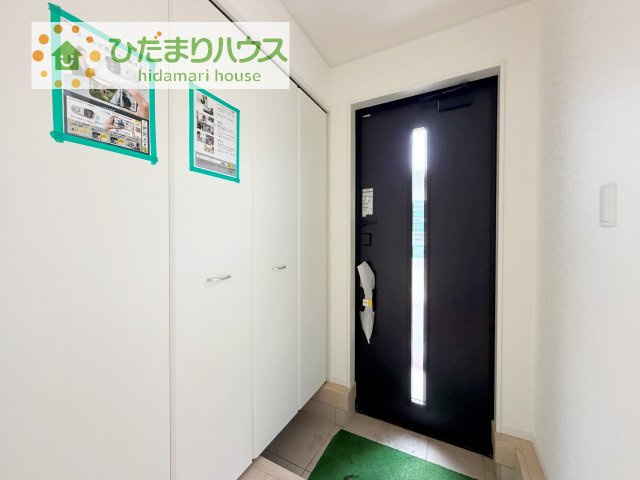 【玄関】 | 阿見町上長第1　新築戸建 | 毎日「行ってきます」「ただいま」をいう玄関は明るく光が差し込みます♪