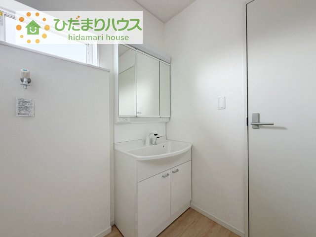 【独立洗面台】 | 阿見町上長第1　新築戸建 | 三面鏡の大きな鏡は憧れます(^^♪
鏡の後ろは収納となっていて、細かいものでも収納できるのでスッキリと整理できます！