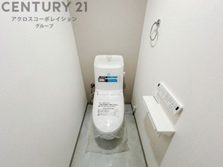 温水洗浄便座付トイレは温水洗浄機能により、暖かい水でおしりを洗浄することができ、冷たい水を使う従来の便座に比べ、温水洗浄機能で暖かいトイレを提供し、快適な使用を可能にします。
