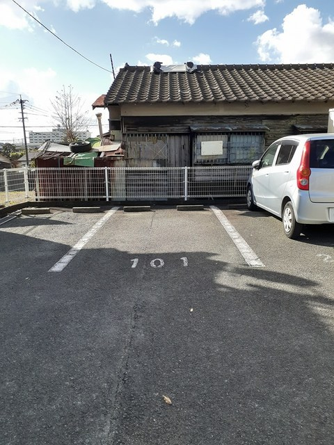 レビュ―弐番館の駐車場|駐車場があります