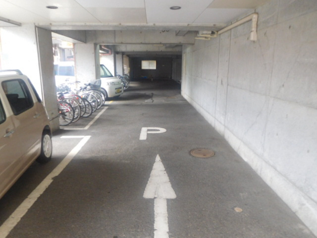 野里寺町中村コーポの駐車場