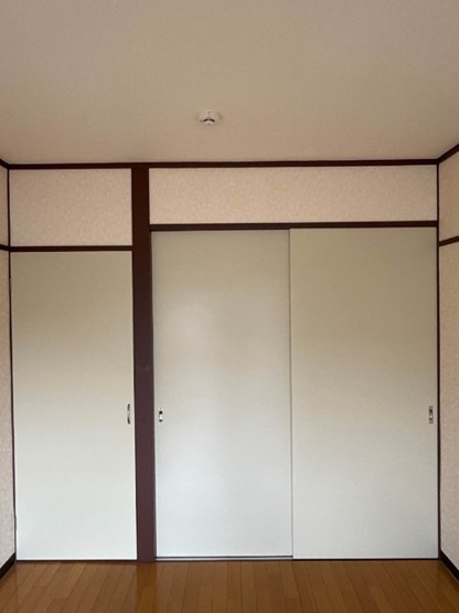 【寝室】 | ストーンハイツ | 洋室6帖(間取図左下)☆クローゼットがあります♪お洋服がスッキリ収納できて、整理しやすくなりますね☆