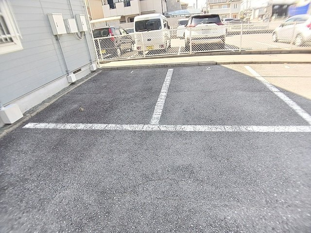 メゾン余部の駐車場