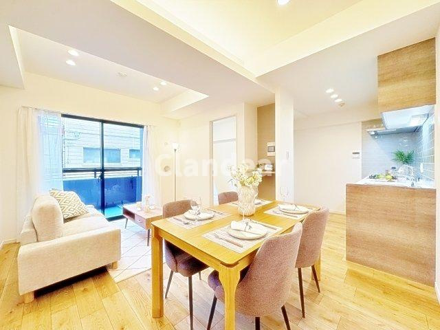 レクセルマンション錦糸町の居間・リビング|ドキドキの新生活も、安心してスタート。ぴったりの住まいを見つけませんか？クランディアが一緒に住まい選びをサポートします‼　まずは、お気軽にお問合せください　＃クランディア