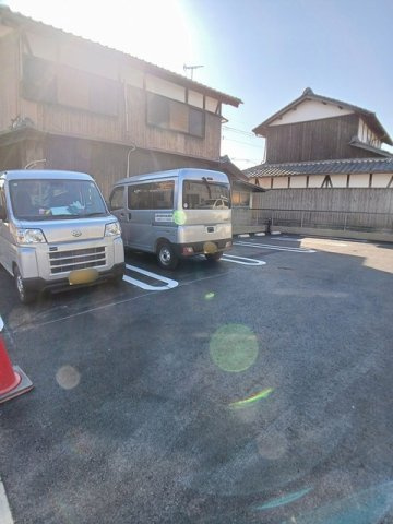 カーサフィオーレ一番館の駐車場
