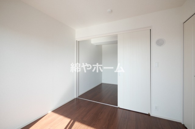 リアライズ鶴橋東Ⅱの洋室|落ち着いた色調の洋室です