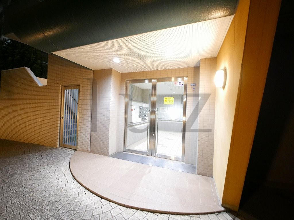 フロール横浜入江町第2のエントランス