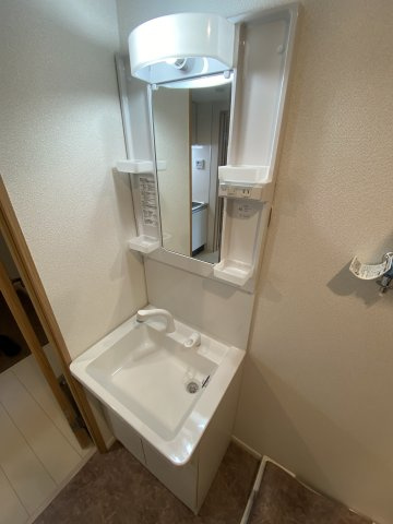 ベイルーム横須賀の独立洗面台|独立洗面台、小物を置くことができて便利です